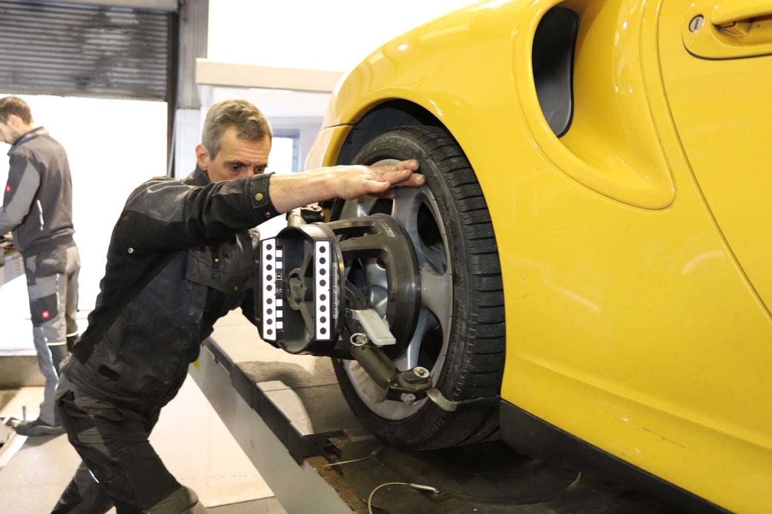 4-wheel alignment BY CENTER GRAVITY